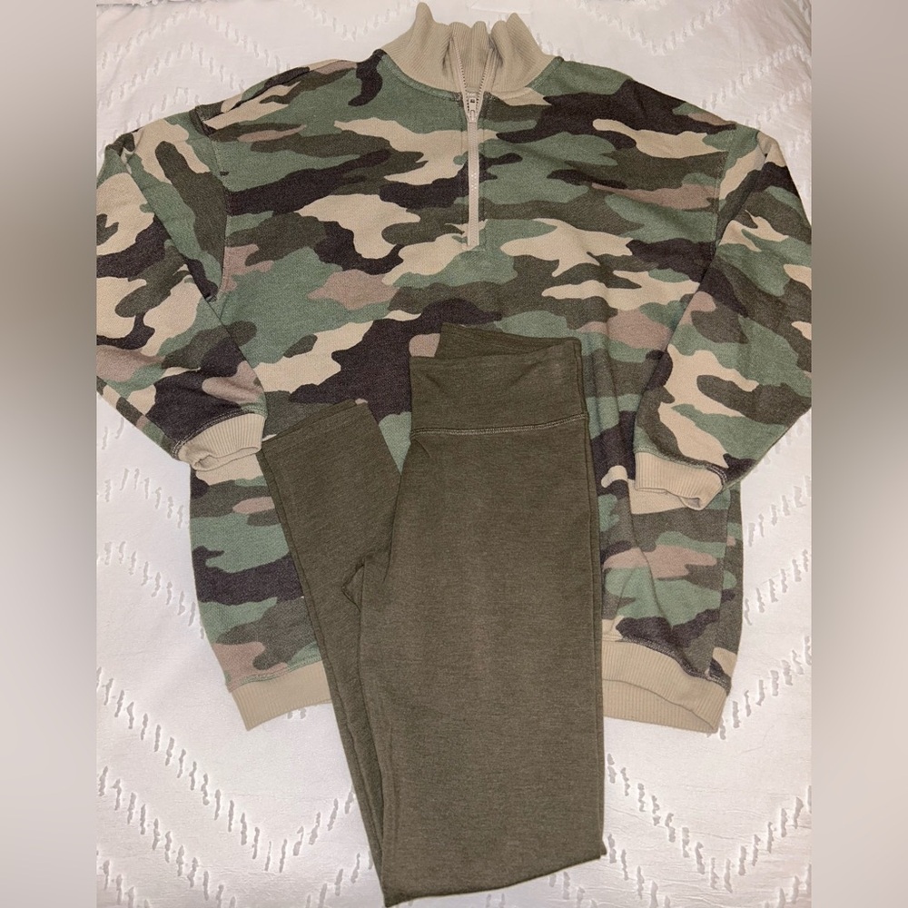 BUNDLE aerie quarter zip camo XXS‎ sweatshirt & olive green SMALL leggings